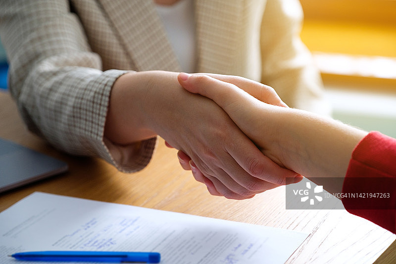 女性握手达成商业协议特写图片素材