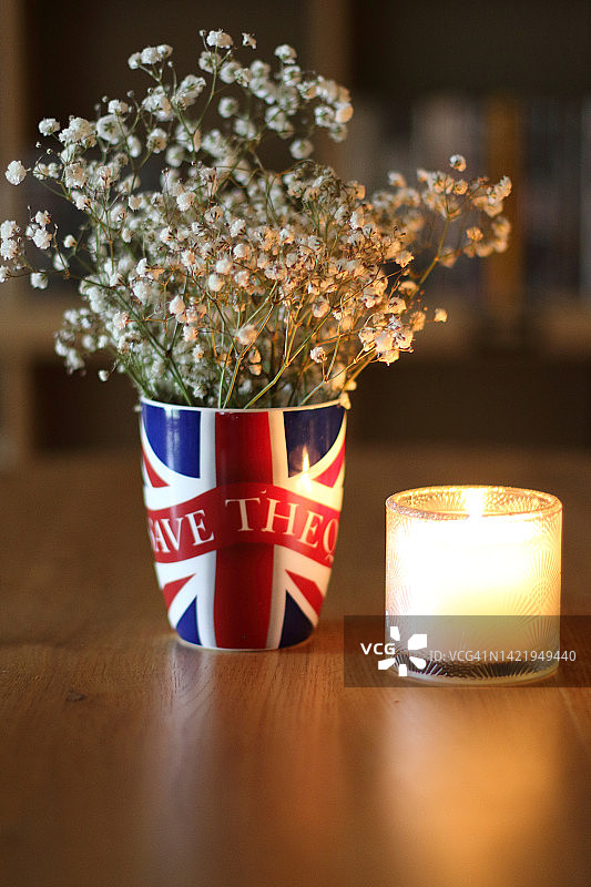 蜡烛和白色花朵图片素材