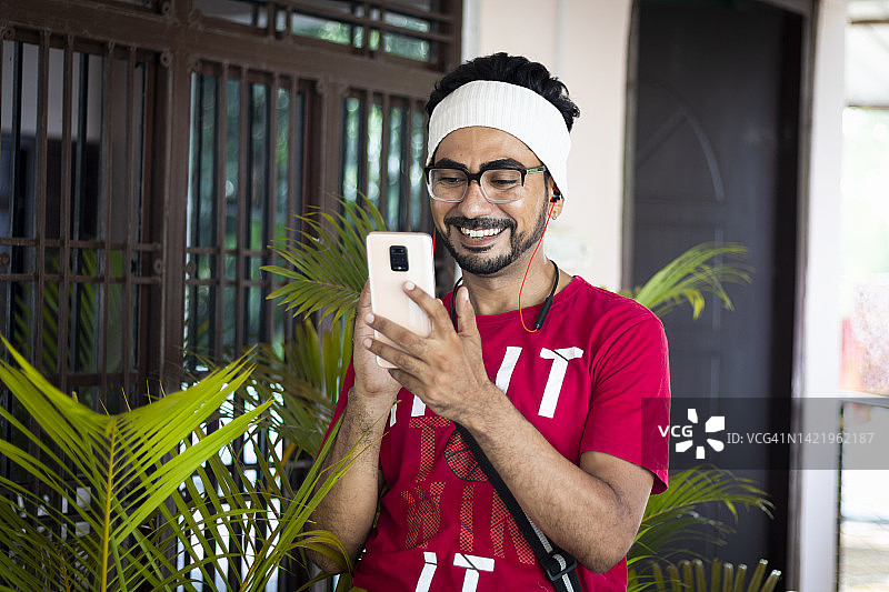 年轻快乐的男子进行视频通话图片素材