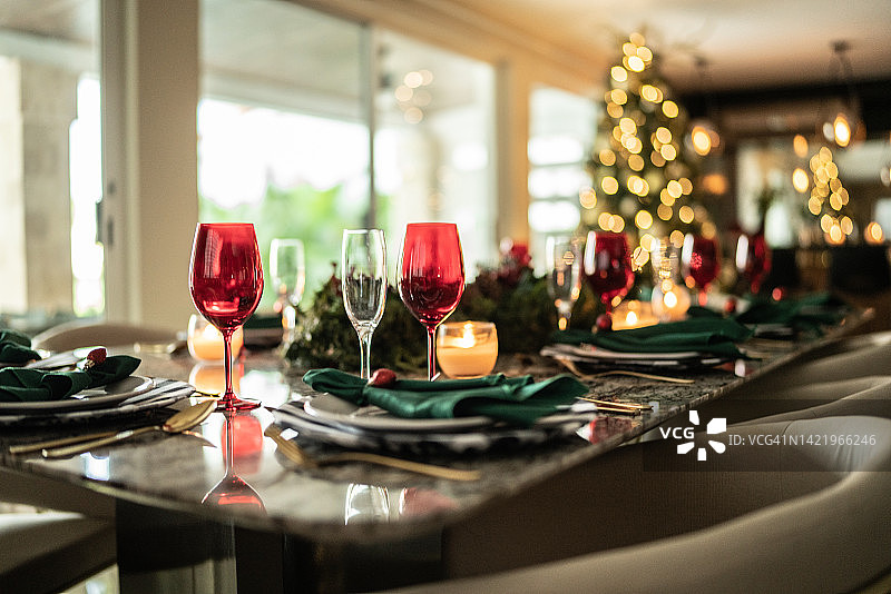 家中餐桌上的圣诞装饰品特写图片素材
