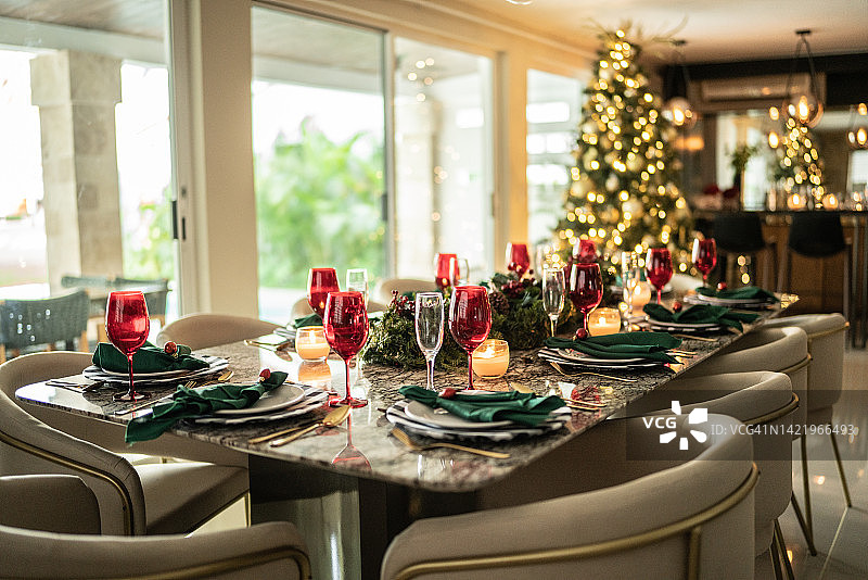 家中餐桌上的圣诞装饰品特写图片素材