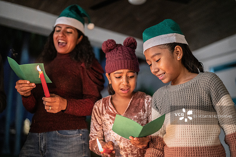 母女唱圣诞颂歌图片素材