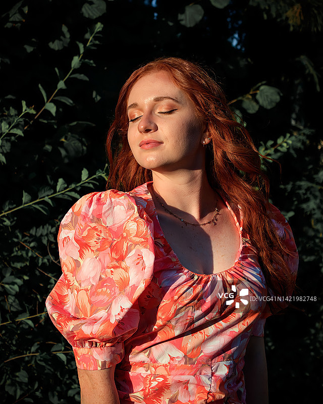 在自然光下穿着连衣裙的女人图片素材