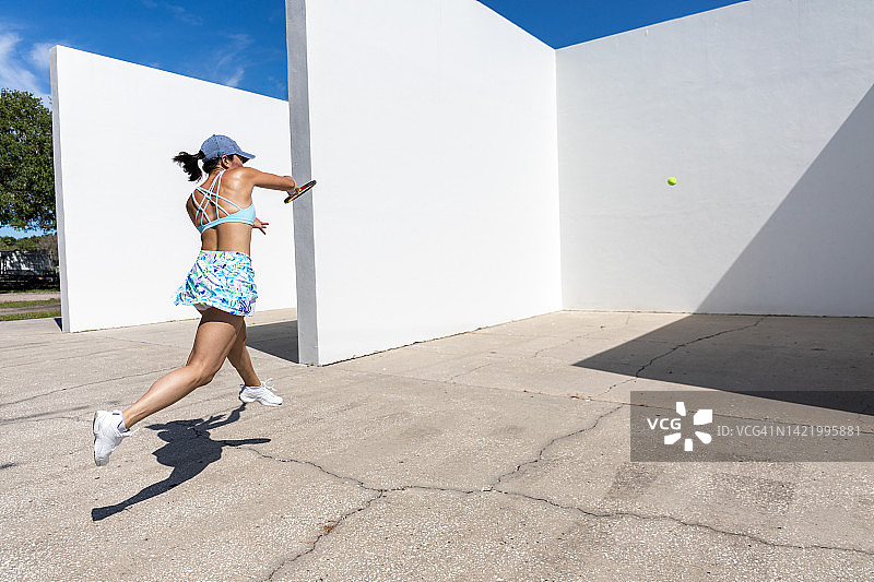 在手球场练习的女子网球运动员图片素材