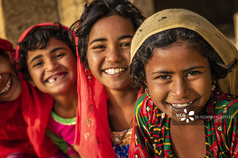 在印度沙漠村庄里快乐的印度女孩图片素材