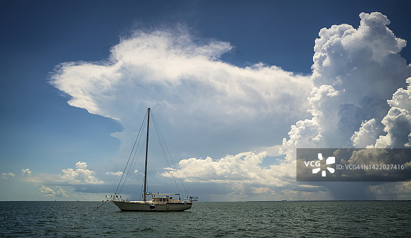 停泊在比斯坎湾的帆船—美国佛罗里达州迈阿密图片素材
