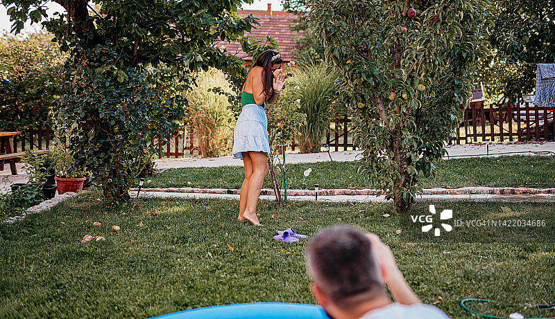 爸爸妈妈互相扔水球图片素材