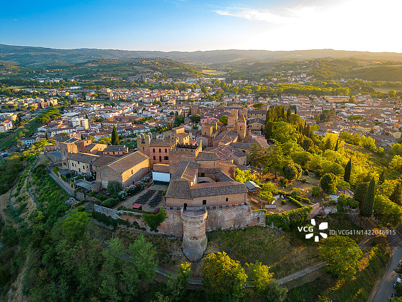 从无人机拍摄的托斯卡纳Certaldo Alto意大利古镇图片素材