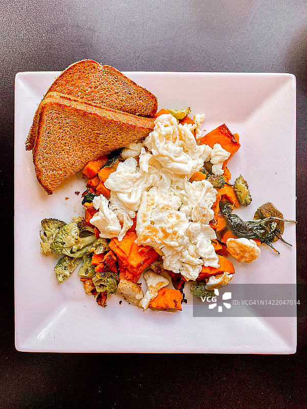 健康早餐：红薯、蛋清和西兰花。图片素材