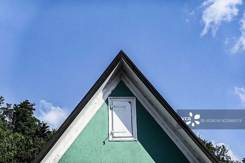 屋顶山墙和百叶窗图片素材