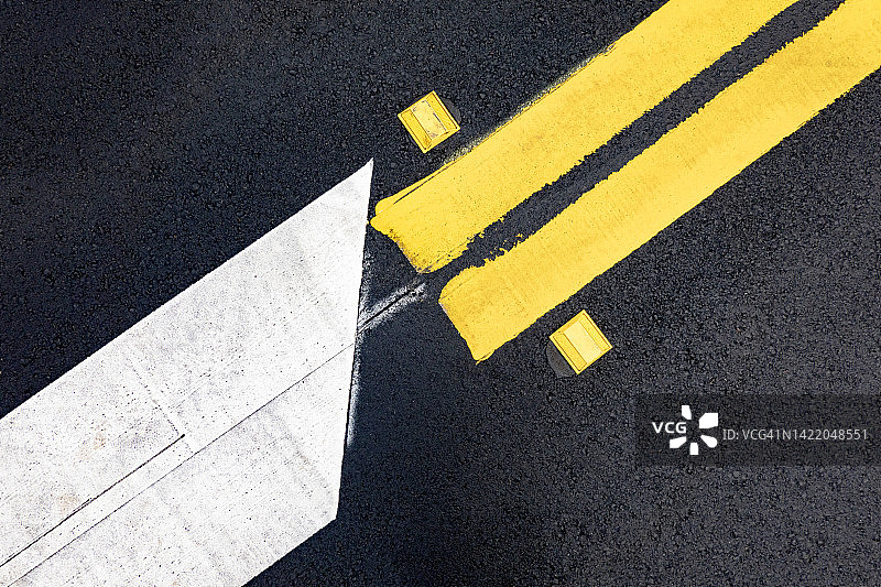 黄白色道路标线图片素材