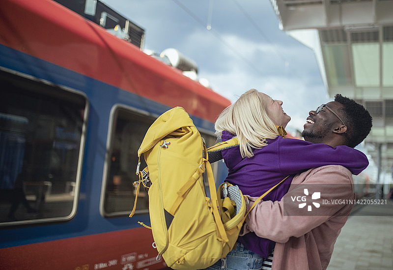 情侣在车站拥抱的侧面图图片素材