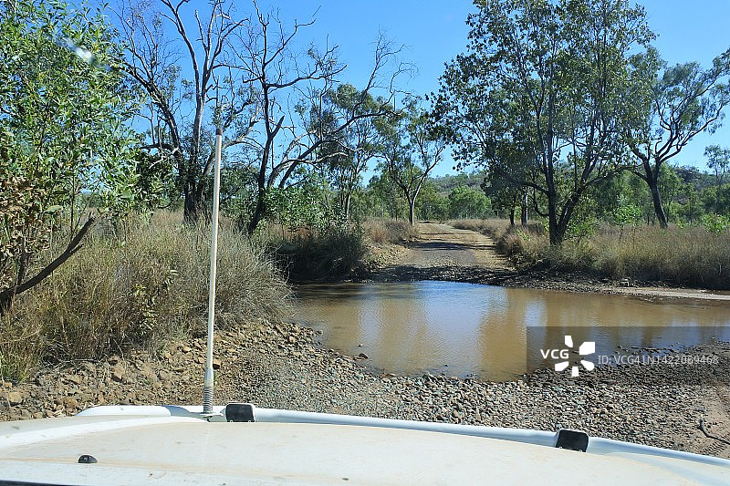 越野车穿过西澳大利亚金伯利地区的河流图片素材