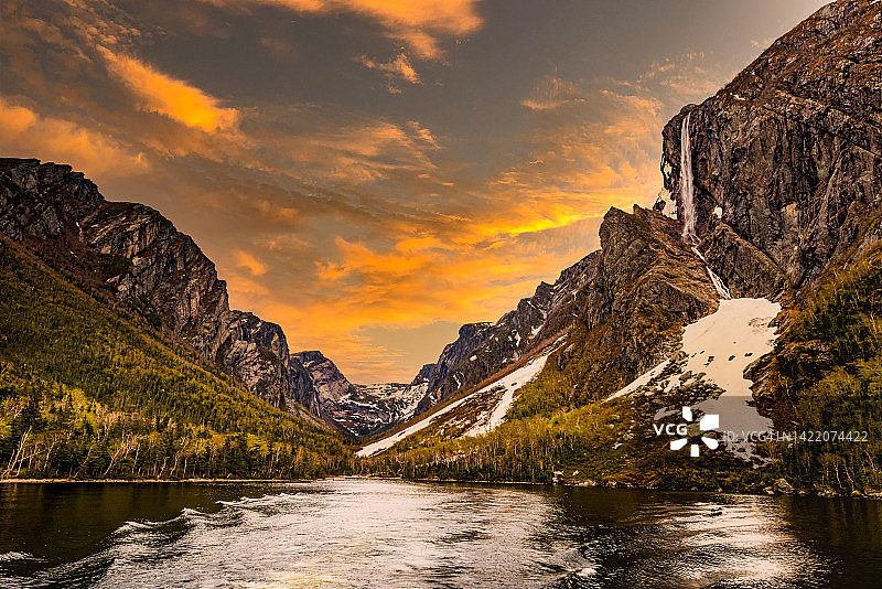 纽芬兰格罗斯莫讷国家公园的西部布鲁克池塘图片素材