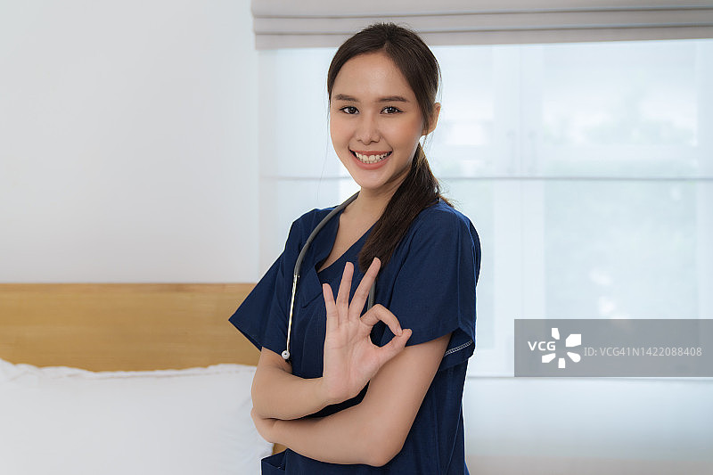 年轻漂亮的微笑女护士肖像，养老院护士图片素材