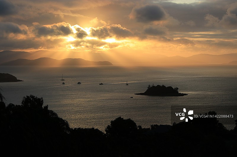 圣灵群岛一树山日落图片素材