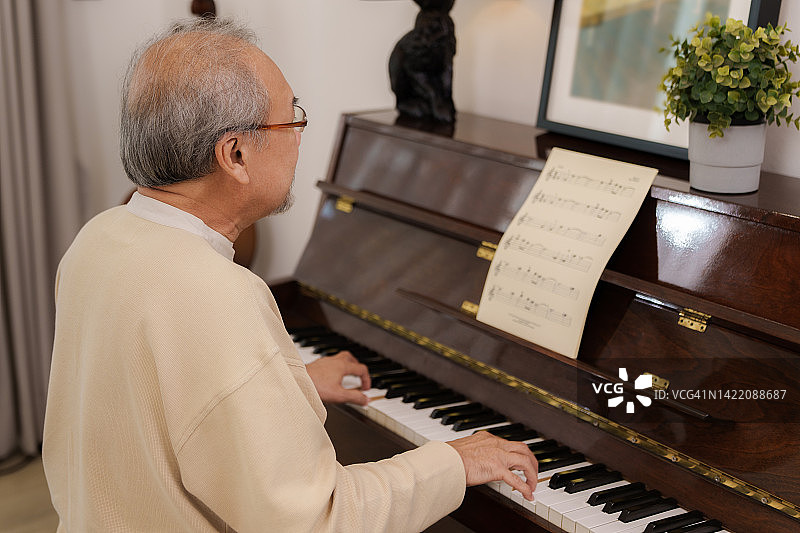 老年人弹钢琴预防阿尔茨海默病图片素材