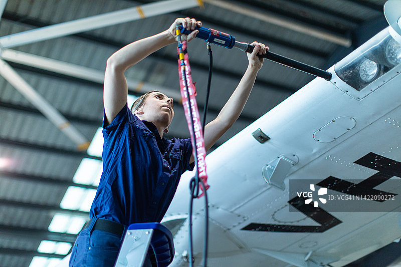 工作中真实的年轻女性飞机工程师学徒图片素材