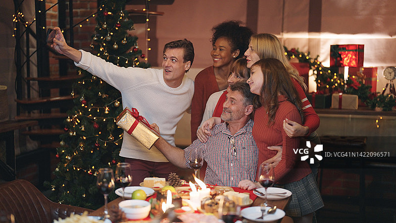 家人在家庆祝圣诞节图片素材