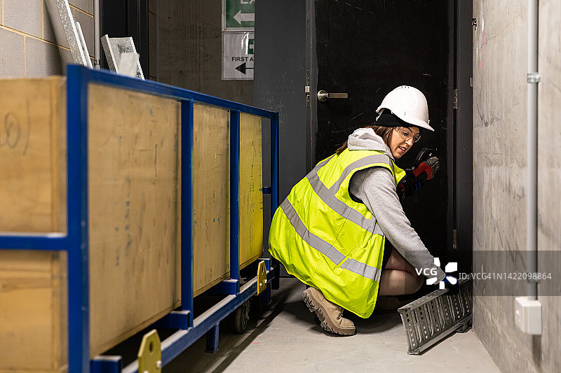 工作中真实的女性电工图片素材