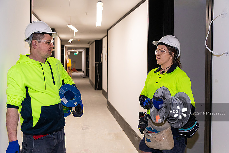 真实生活中的女电工及其同事在工作图片素材