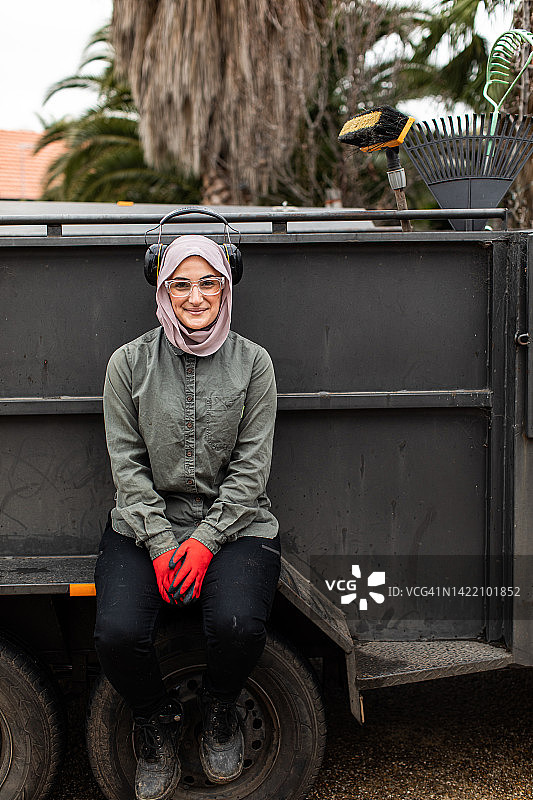 对着镜头拍摄的真实女工匠肖像图片素材