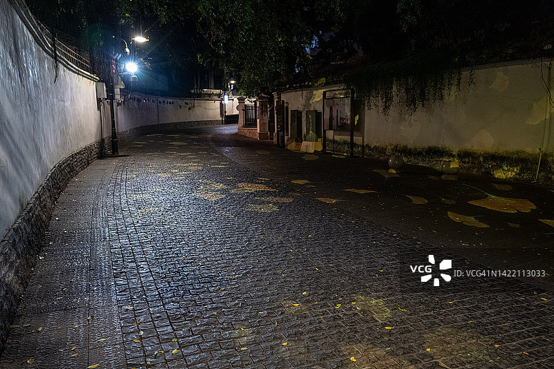 夜晚空旷的石路图片素材