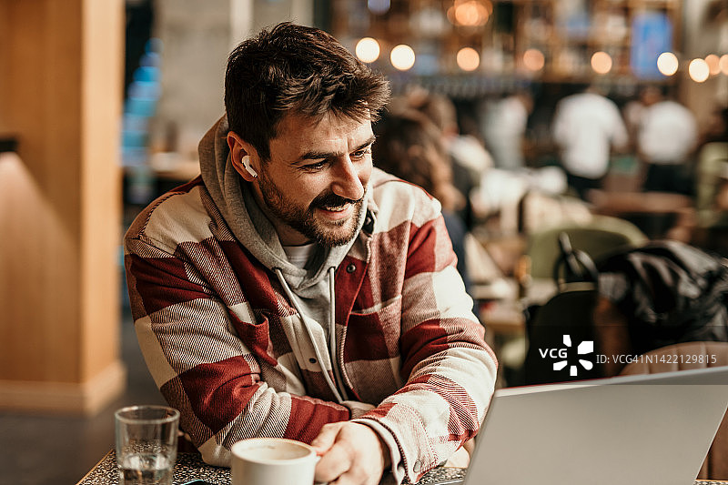 咖啡馆里的视频通话图片素材