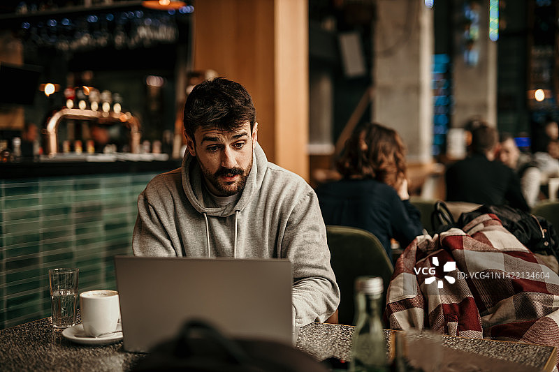 在咖啡馆里专心学习的学生图片素材
