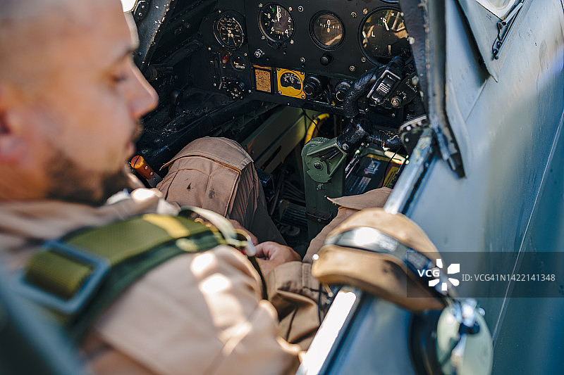 喷火战斗机的驾驶舱内的飞行员图片素材
