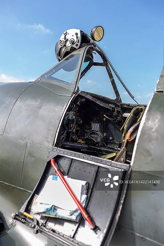 喷火式复古飞机的开放式座舱图片素材