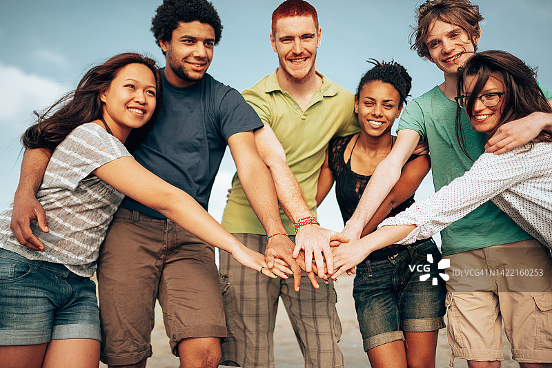 人们在公园里叠手图片素材