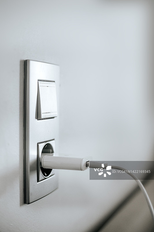 将充电器连接器连接到家用电源图片素材