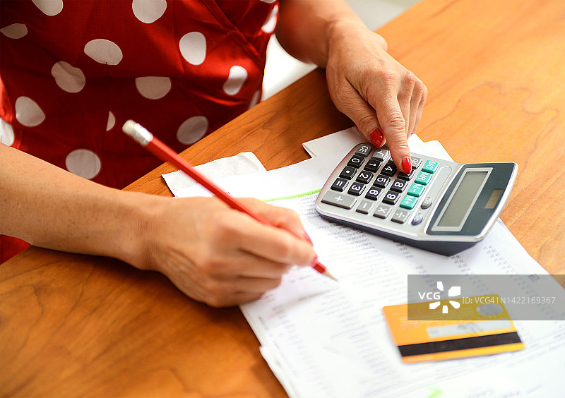 做账的年长女性图片素材