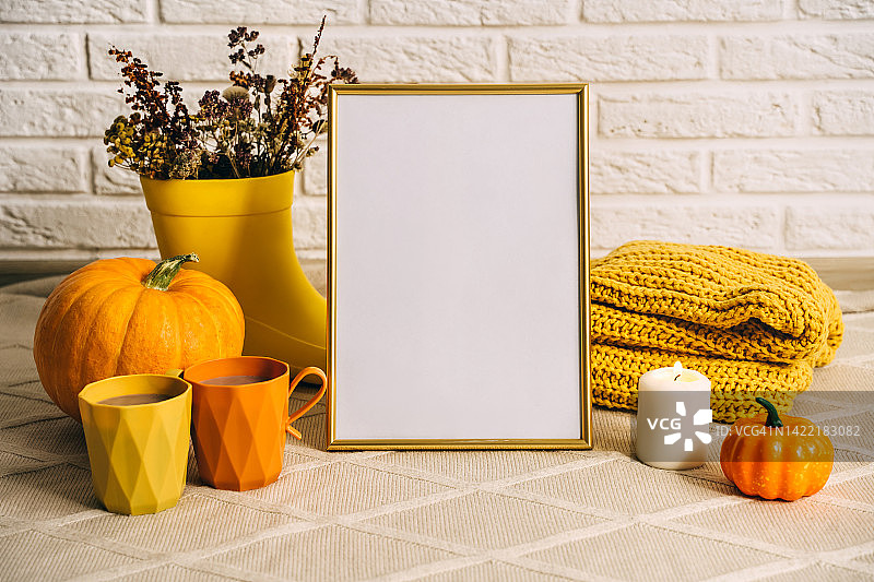 米色和橙色背景中带有复制空间的舒适秋季框架图片素材