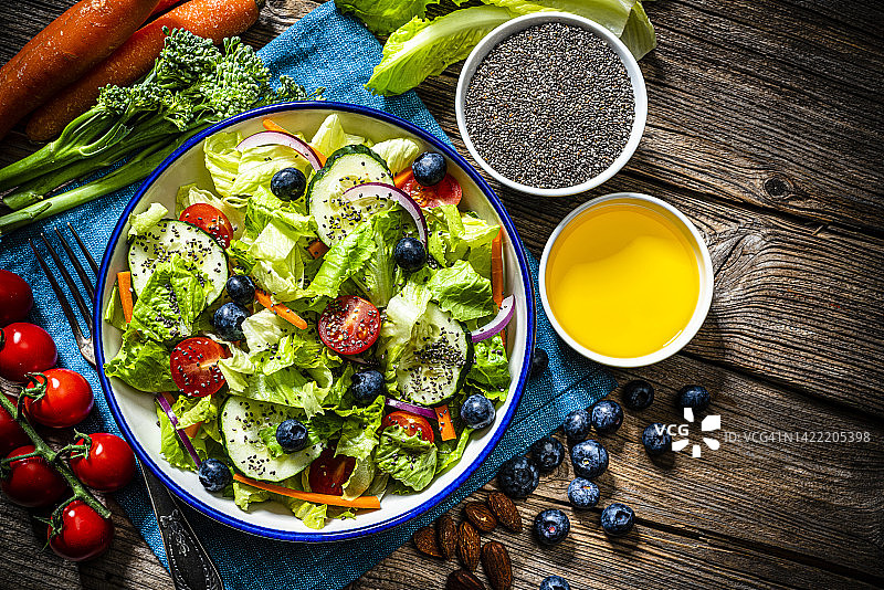 健康沙拉，奇亚籽和橄榄油图片素材