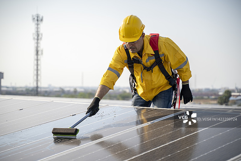 工人清洁太阳能电池板图片素材
