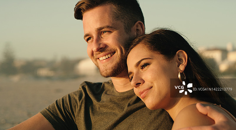 情侣在户外放松身心，一同欣赏日落美景图片素材