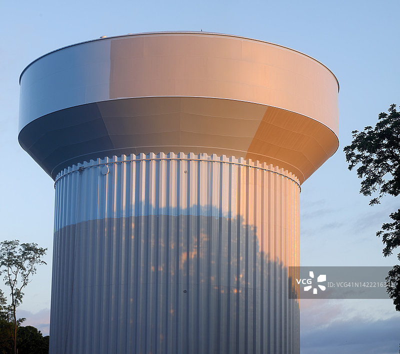 正在粉刷的市政水塔图片素材