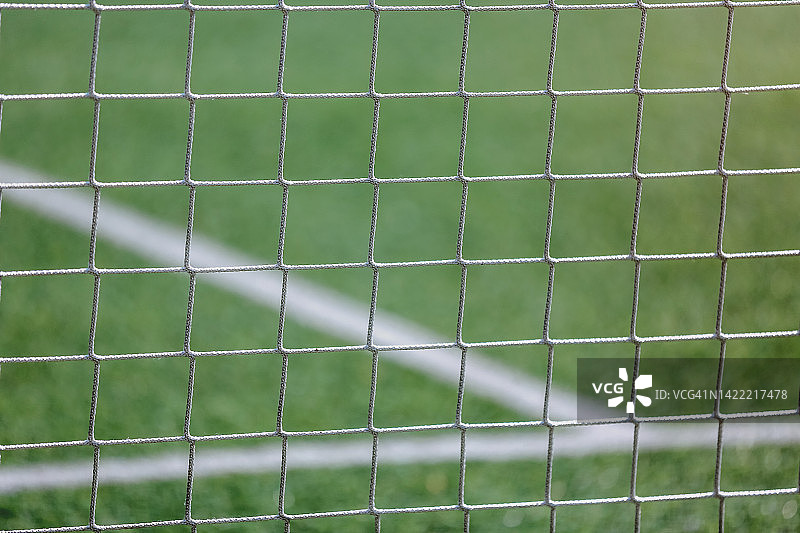 白色球网下的绿色足球场（选择性聚焦）图片素材