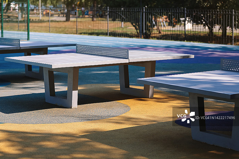室外运动场地的乒乓球桌图片素材