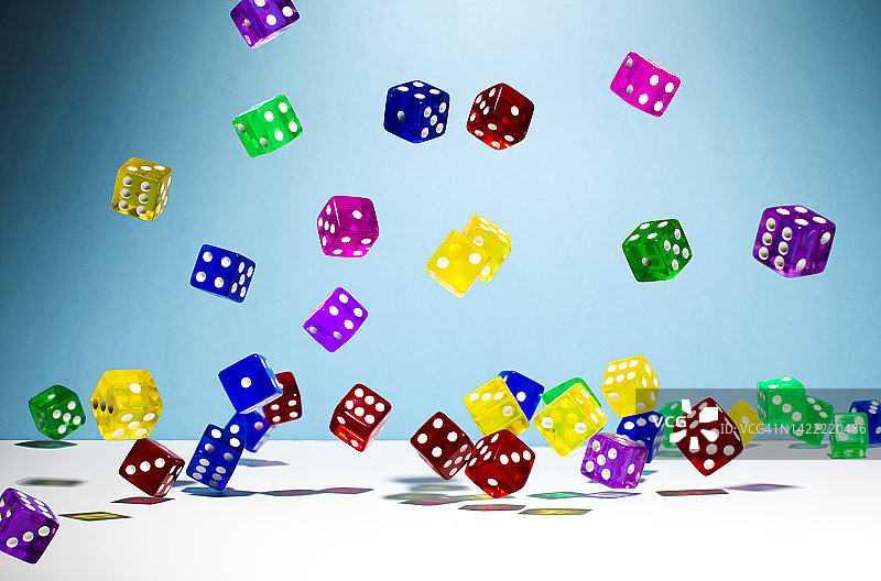 彩色滚动骰子图片素材