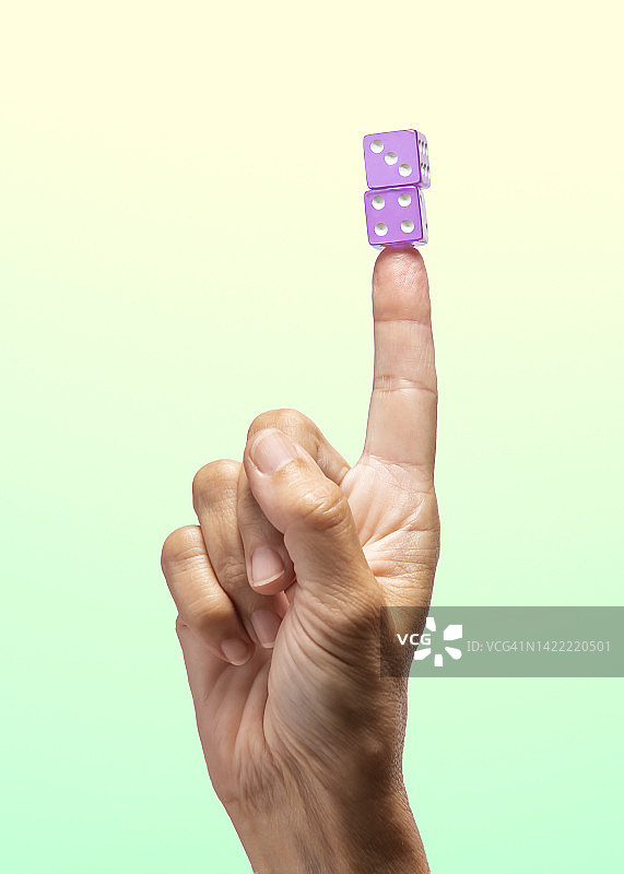 机会难得 - 手指上的两颗骰子图片素材