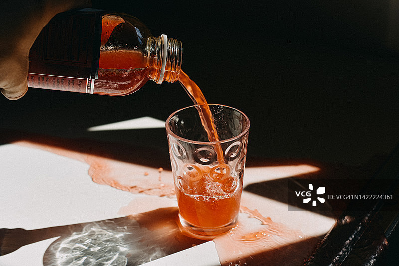 果汁洒在白色表面上图片素材