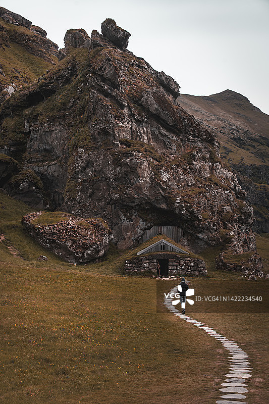 少年沿着S形小径走向Rutshellit洞穴图片素材