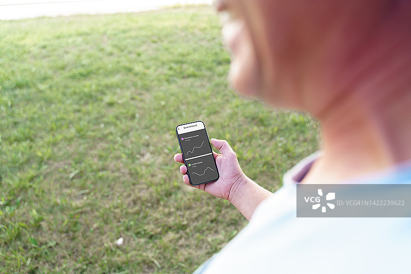 中年男人用智能手机查看退休银行账户应用程序图片素材