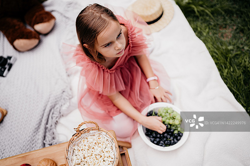 小女孩和哥哥在野餐图片素材