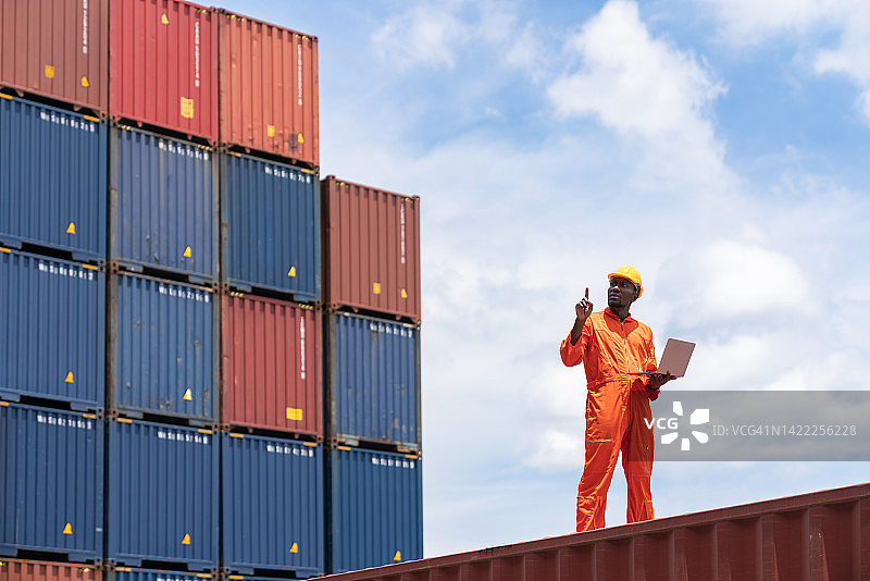 非洲工程师用笔记本电脑检查货运图片素材