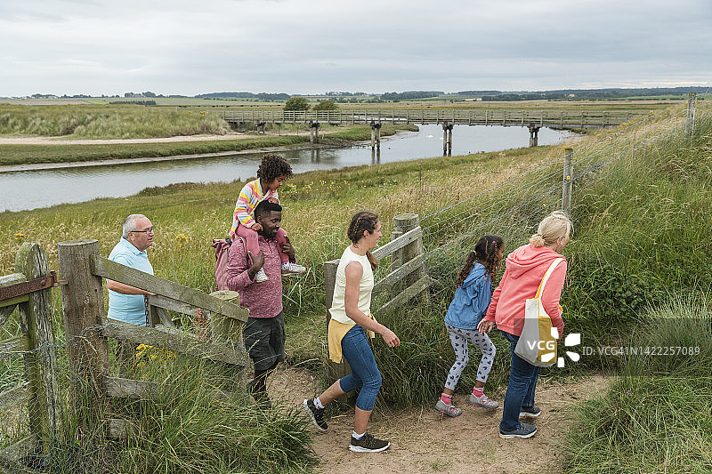 穿过沙丘图片素材