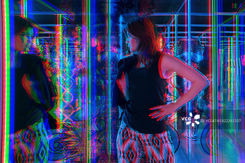 故障风双重曝光：迷宫中注视镜子的年轻女子图片素材